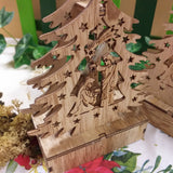 materiali creativi primo piano Presepe legno Natività Giuseppe Maria Gesù bambino gruppo albero Natale miniature decorazioni addobbi natalizi idee regalo composizione artigianale
