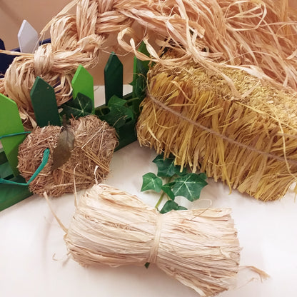 vetrina negozio hobby creativi confezioni regalo decorazioni Pasqua Natale matassa rafia mela composizione fascina e naturale per packaging regalini addobbi albero