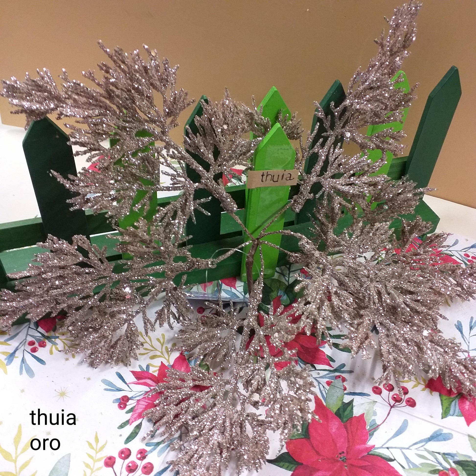 thuia rami finti innevati ghiacciati con glitter oro di pino abete piante artificiali natalizie decorative botanica Renkalik Natale uso composizioni fiori centrotavola ghirlande decorazioni addobbi fai da te