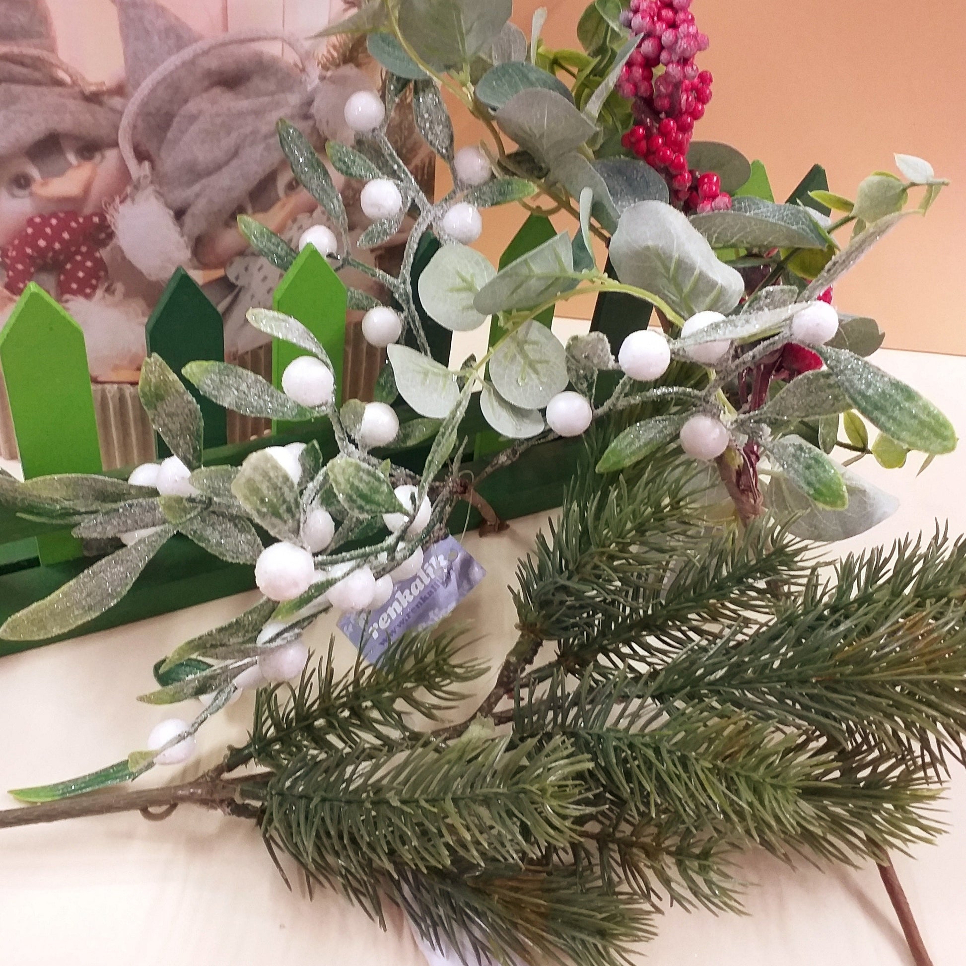 rami finti innevati ghiacciati glitterati brillantini vischio bacche bianche foglie piante artificiali natalizie decorative botanica Renkalik Natale, idea rose composizioni fiori addobbi decorazioni albero