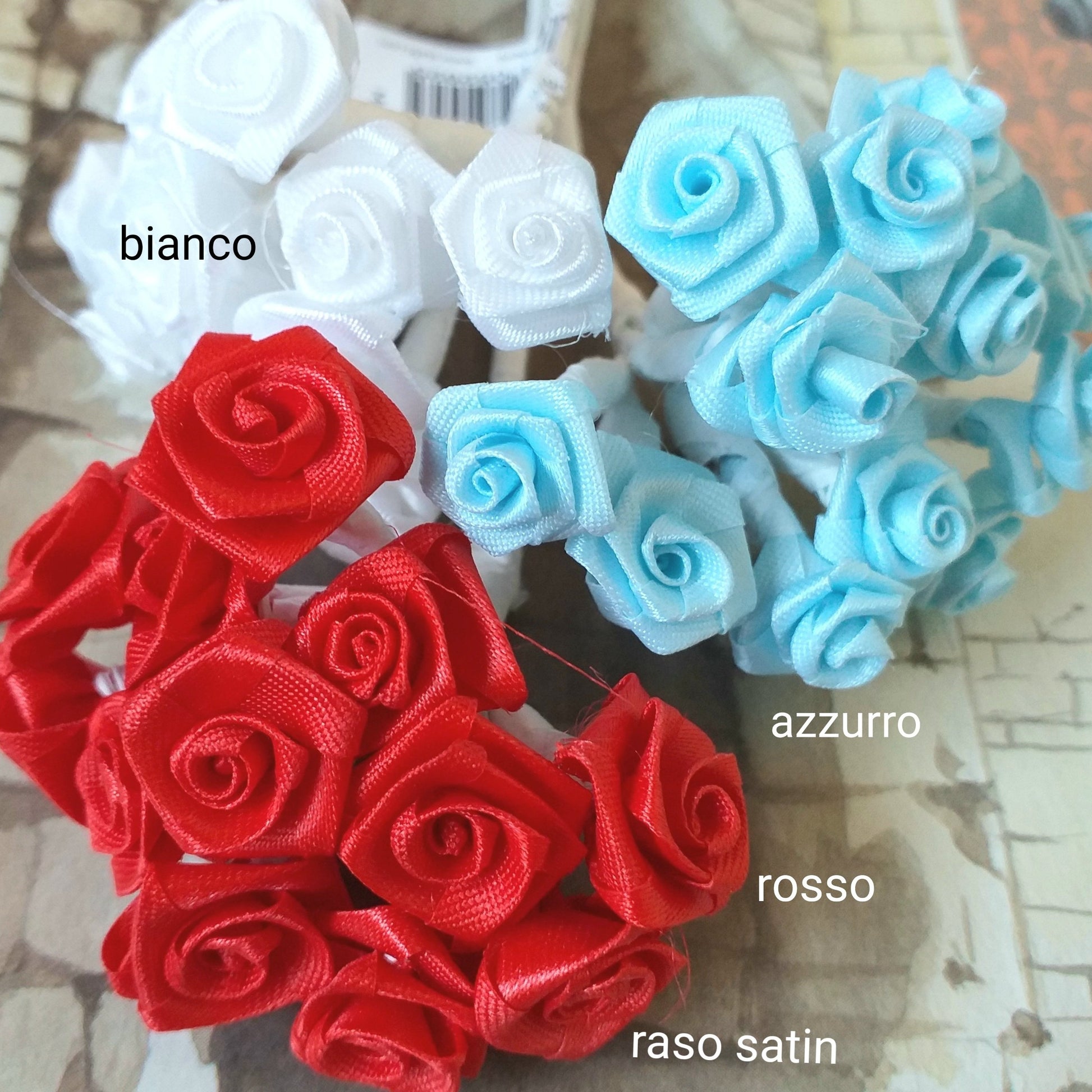 colori bianco azzurro rosso rose fiori bomboniere fai da te applicazioni con stelo gambo stoffa raso satin roselline uso hobbistica confezionamento regali chiudipacco fermacapelli fasce acconciature