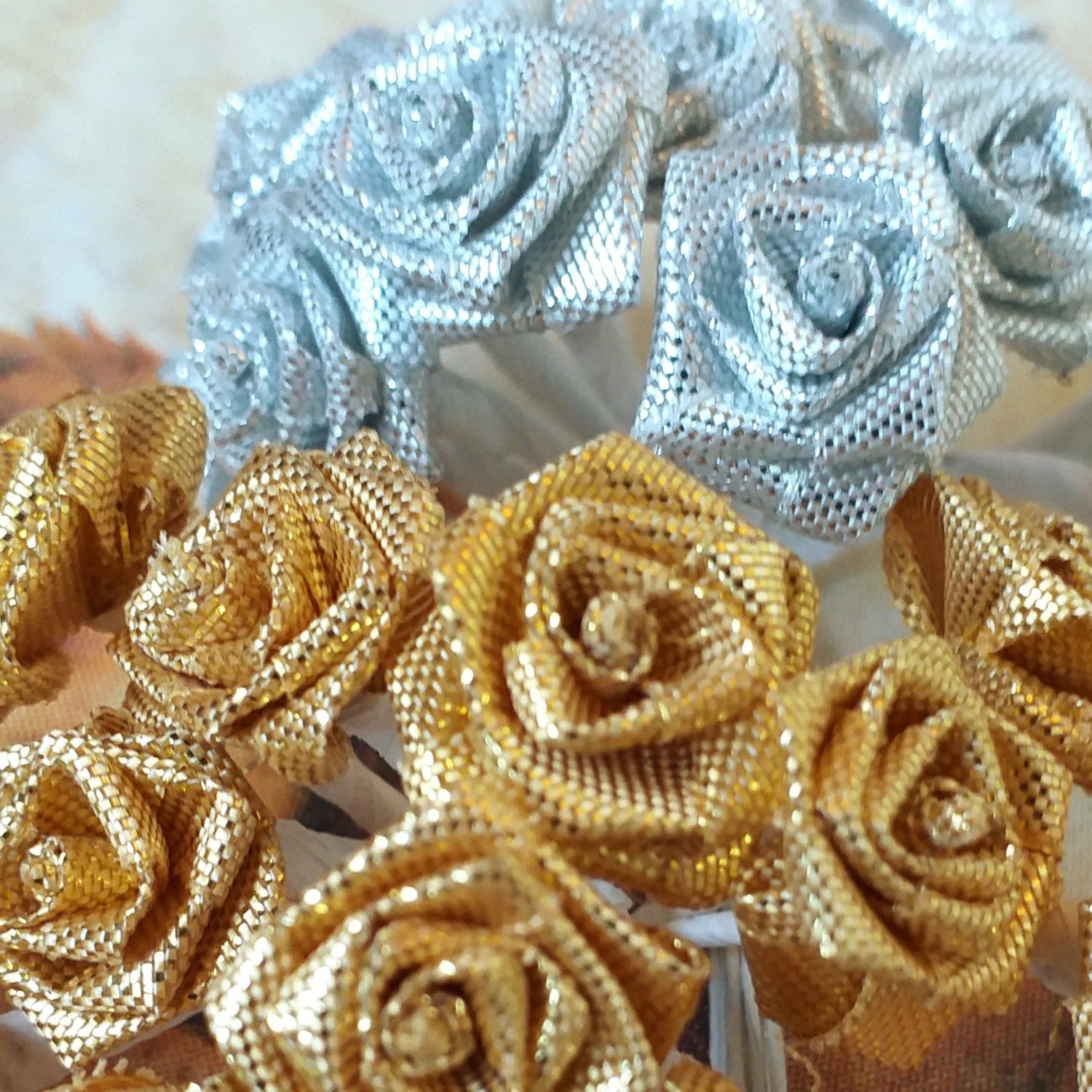roselline natalizie di raso fiori bomboniere fai da te applicazioni con stelo uso decorazioni nozze d'oro e d'argento chiudipacco regalo addobbi albero Natale composizioni floreali anniversario matrimonio