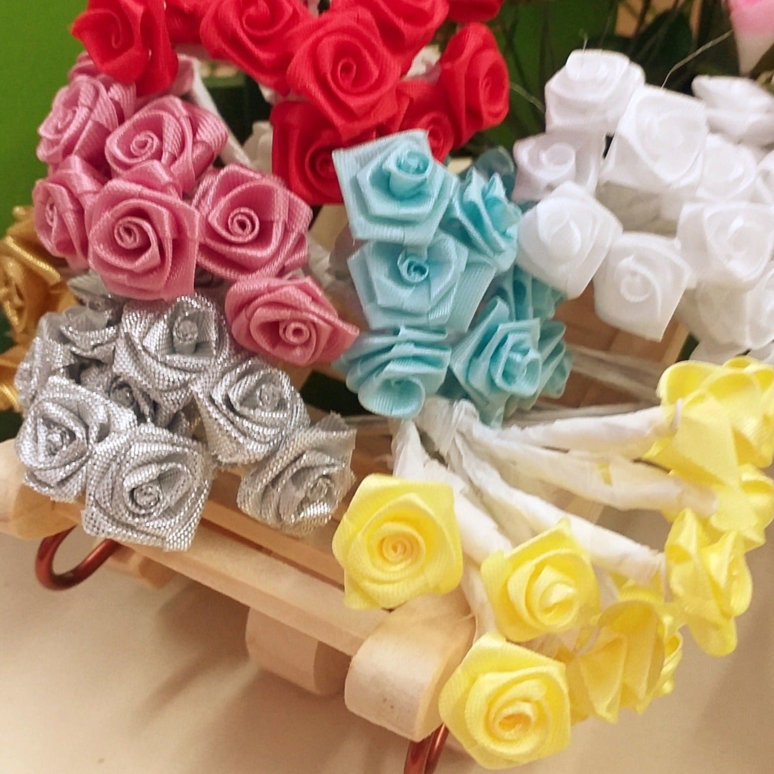 Yurosiay Mini rose in raso, 200 pezzi, 2,8 cm, colorate, decorazione a mano, con foglia, mini rose in raso, per fai da te, per lavori di cucito, artigianato, decorazione per la casa Yurosiay Mini rose in raso, 200 pezzi, 2,8 cm, colorate, decorazione a mano, con foglia, mini rose in raso, per fai da te, per lavori di cucito, artigianato, decorazione per la casa