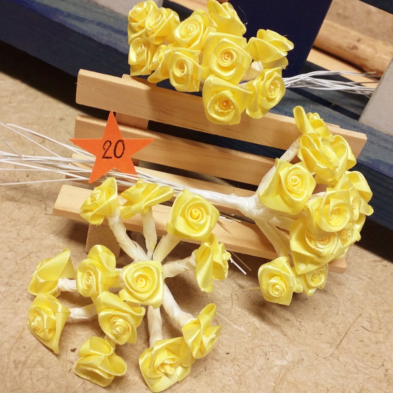 colori giallo rose raso fiori bomboniere fai da te applicazioni con stelo gambo in stoffa roselline uso hobbistica confezionamento regali festa della donna chiudipacco natalizi fermacapelli fasce acconciature