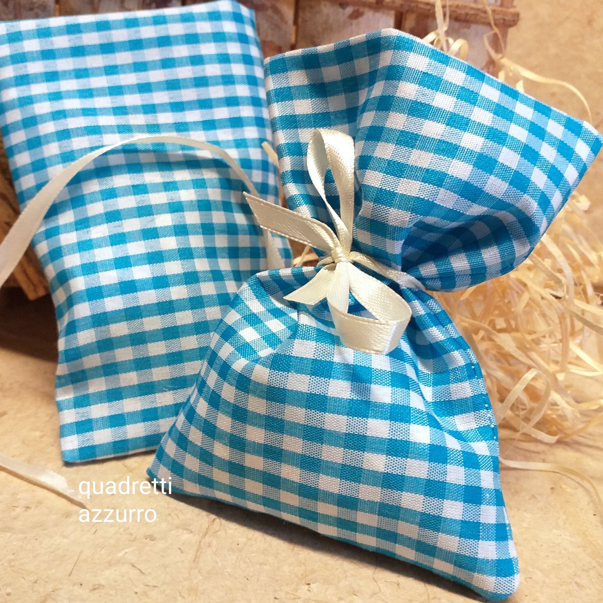 sacchetti tessuto per bomboniere stoffa stampata quadretti vichy fantasia bimbo maschietto azzurro celeste uso confezionamento packaging enogastronomia portapourri lavanda portaconfetti prima comunione cresima battesimo matrimonio