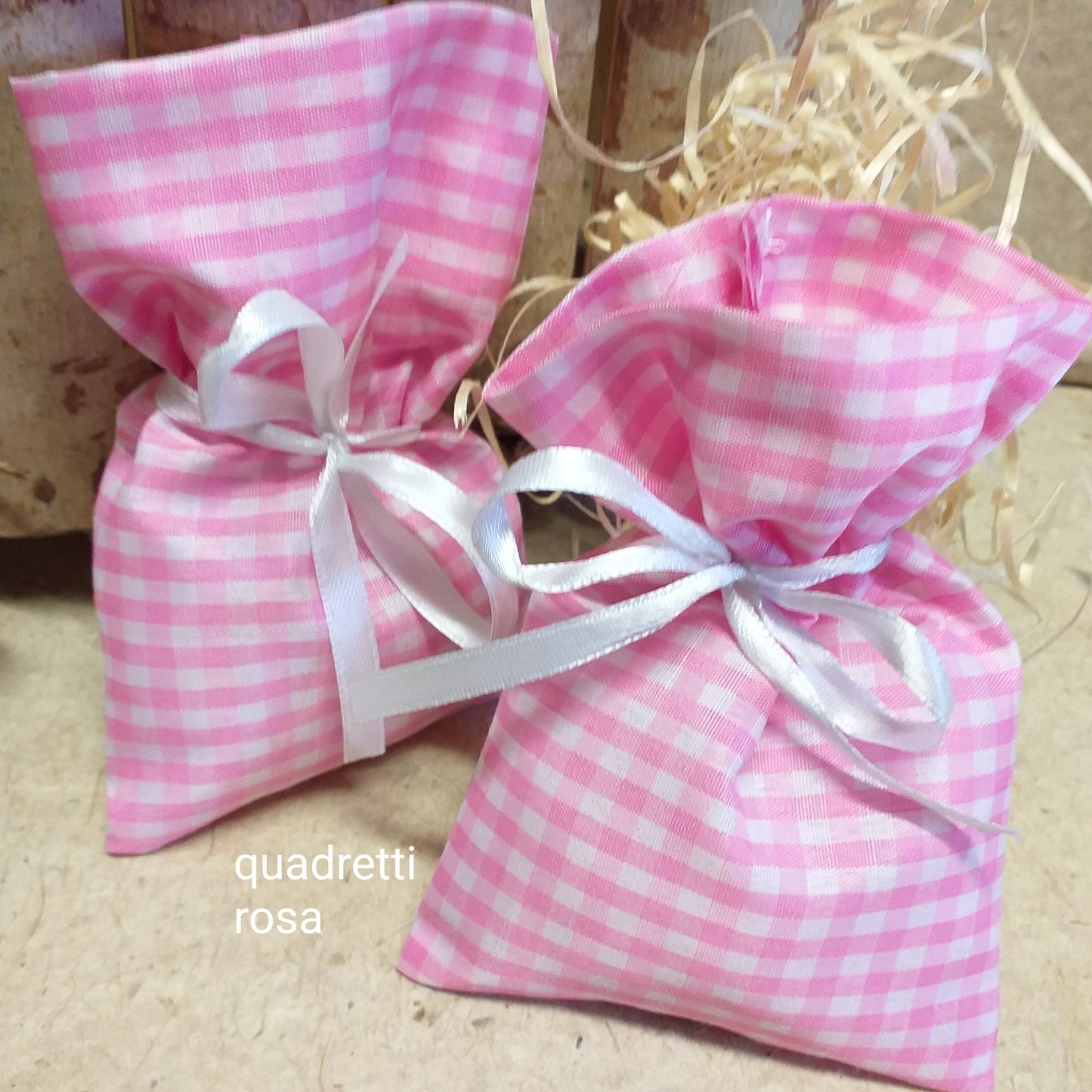 sacchetti tessuto per bomboniere stoffa stampata quadretti vichy fantasia bimba femminuccia rosa fucsia uso confezionamento packaging enogastronomia portapourri lavanda portaconfetti prima comunione cresima battesimo matrimonio
