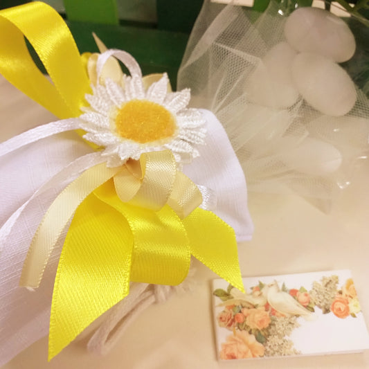 confezionamento sacchettini bianchi bomboniere margherite fiori decorazioni per fai da te e confettata matrimonio Battesimo Prima Comunione Santa Cresima
