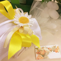 confezionamento sacchettini bianchi bomboniere margherite fiori decorazioni per fai da te e confettata matrimonio Battesimo Prima Comunione Santa Cresima