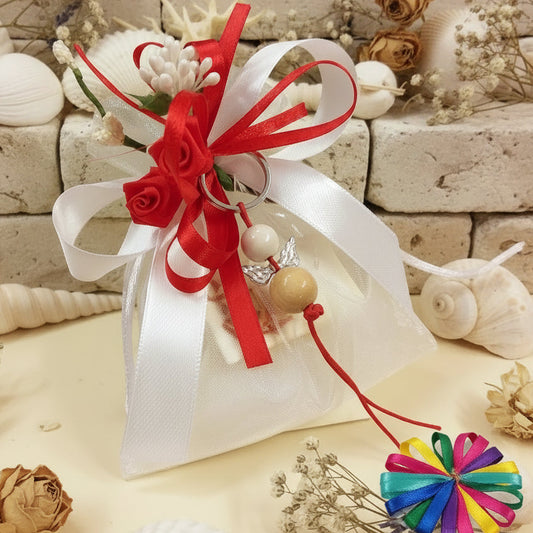 rosso bianco sacchettini bomboniere portachiavi angioletto fatto a mano angelo perle legno artigianale per Battesimo bimba Comunione bambina ragazza Cresima confezionato confetti bigliettino fiori roselline nebbiolina nastro