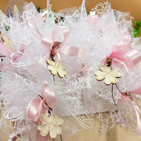 nastrino rosa confezionamento con confetti di sacchetto bomboniere portachiavi ciondolo quadrifoglio portafortuna nascita Battesimo Comunione matrimonio laurea compleanno Cresima