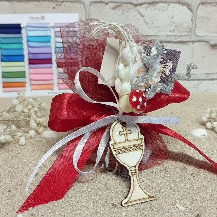 sacchettino Prima Comunione rosso cardinale ciondolo calice legno applicazione bigliettino coccarda bouquet spiga composizione floreale con simboli confezionato confetti