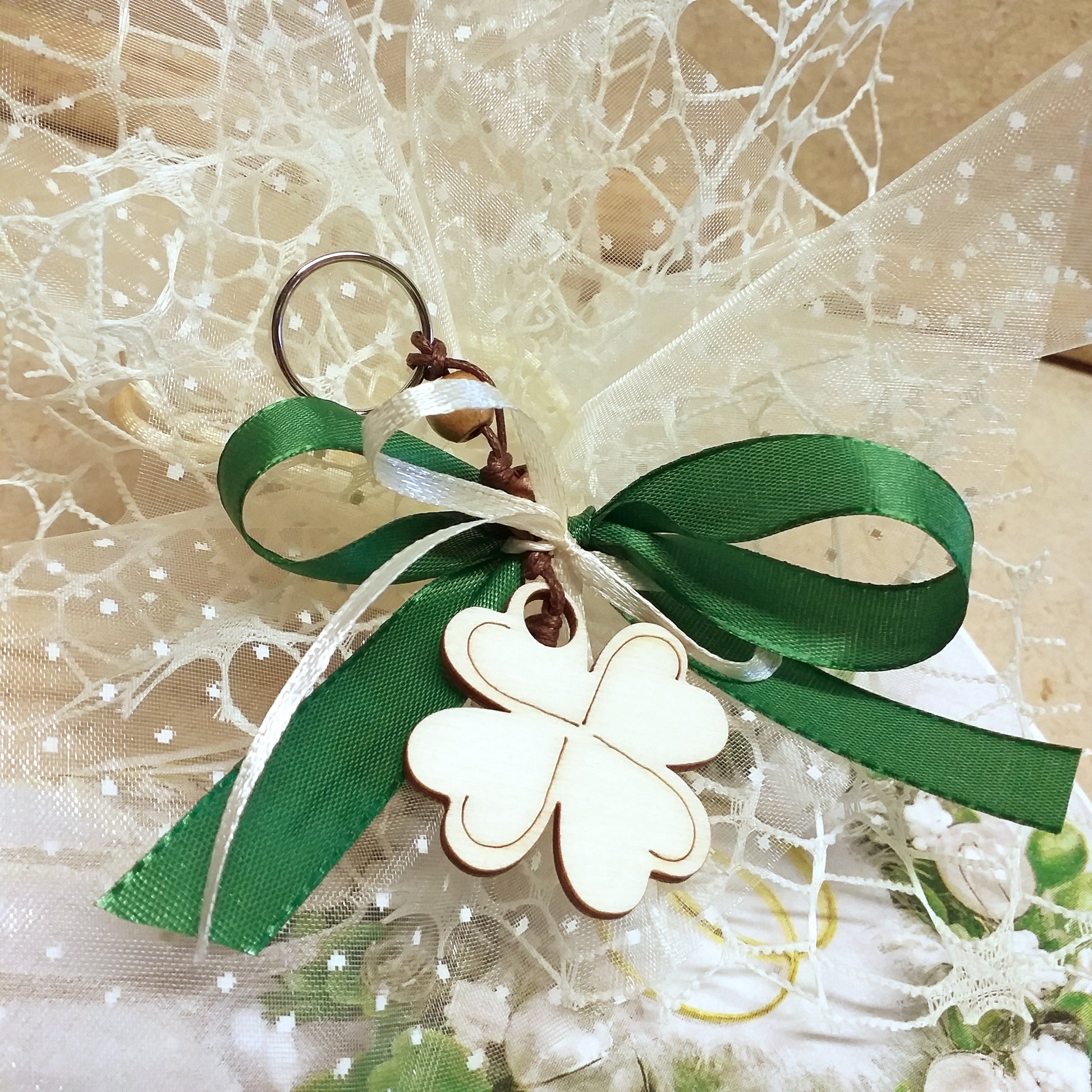 colore verde sacchetto bomboniere portachiavi ciondolo quadrifoglio portafortuna legno nascita gemellini Battesimo Comunione matrimonio compleanno confezionato confetti
