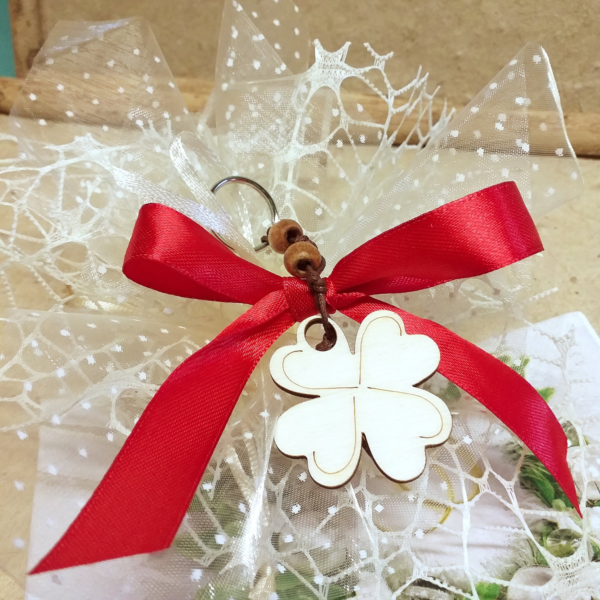 rosso laurea sacchetto bomboniere portachiavi ciondolo quadrifoglio legno portafortuna nascita Battesimo Comunione matrimonio compleanno confezionato confetti