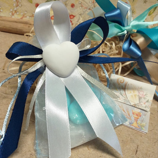 sacchetto azzurro blu bimbo maschietto gessetto cuore bomboniere Prima Comunione Santa Cresima Battesimo nascita matrimonio laurea nastri originali bigliettino stampato confezionati 5 confetti mandorla o cioccolato