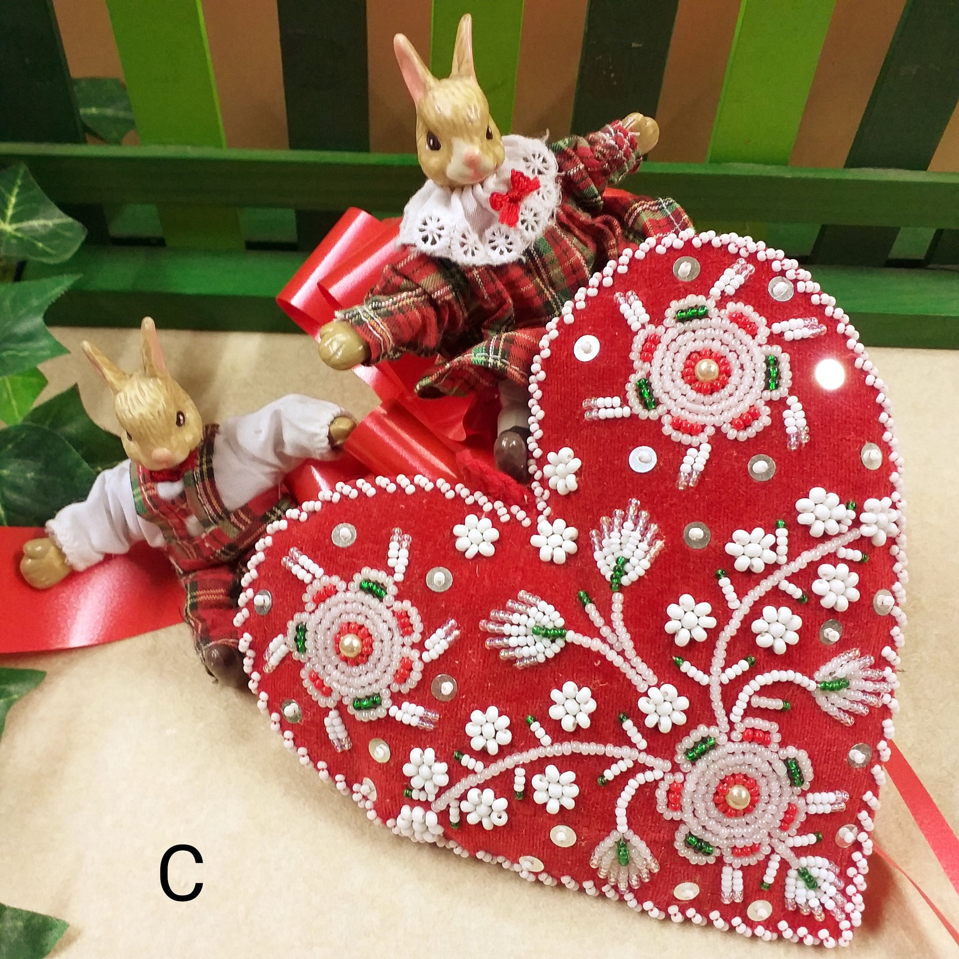 cuore velluto ricamato perline lustrini paillettes shop online offerte stock vetrina San Valentino idee regalo economiche originali particolari artigianali per lei e lui festa innamorati 14 febbraio love confezione packaging coniglietti fiocco