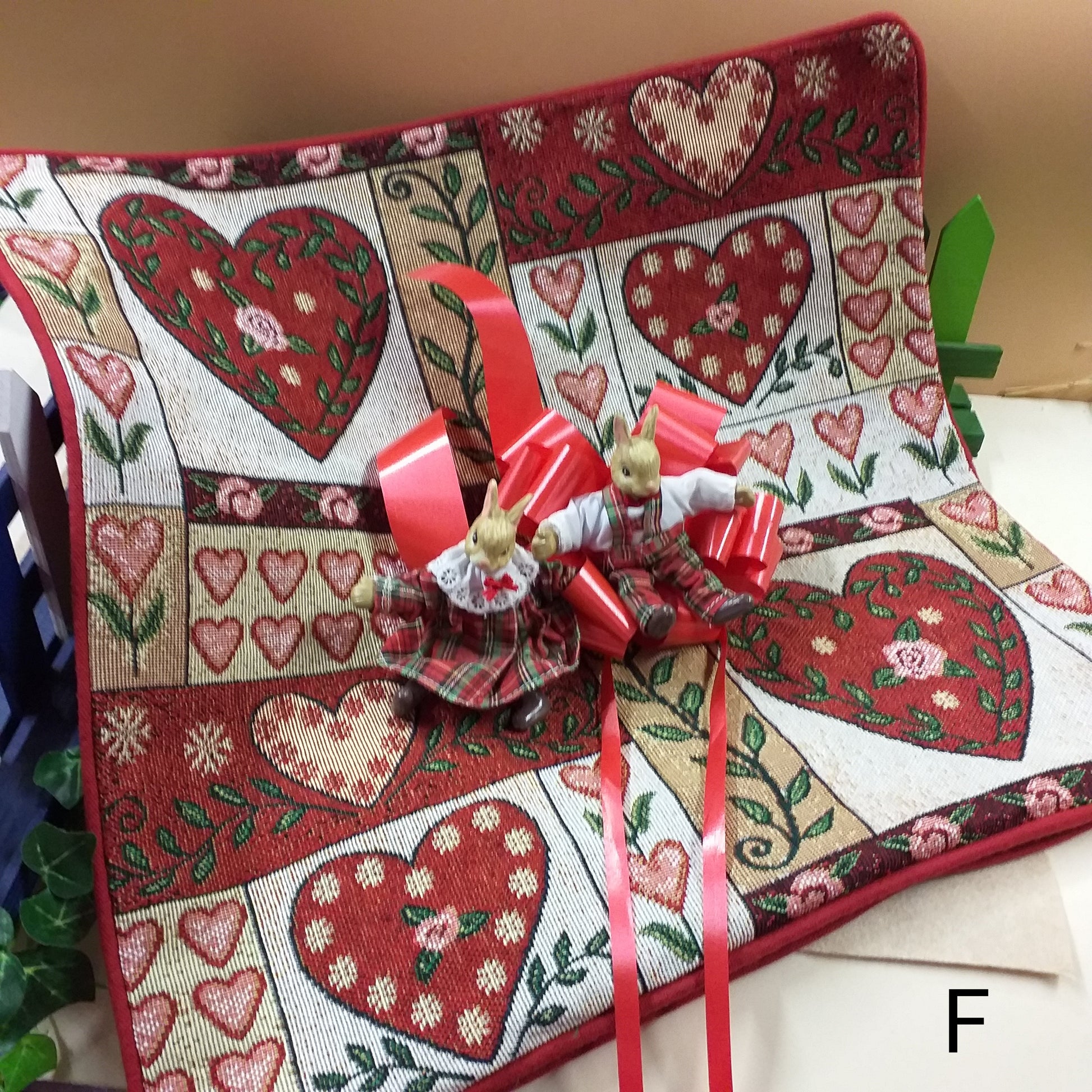 cuscino cuoricini fantasia gobelin shop online offerte stock vetrina San Valentino idee regalo economiche originali particolari artigianali per lei e lui festa innamorati 14 febbraio love confezione packaging coniglietti fiocco