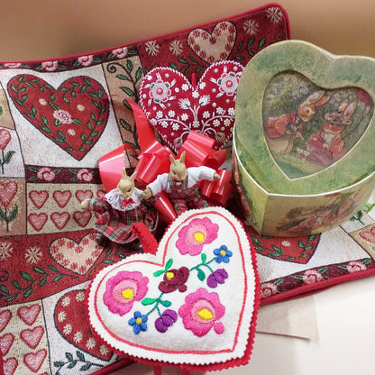 cuscino cuori ricamati scatola coniglietti cuore shop online offerte stock vetrina San Valentino idee regalo economiche originali particolari artigianali per lei e lui festa innamorati 14 febbraio love