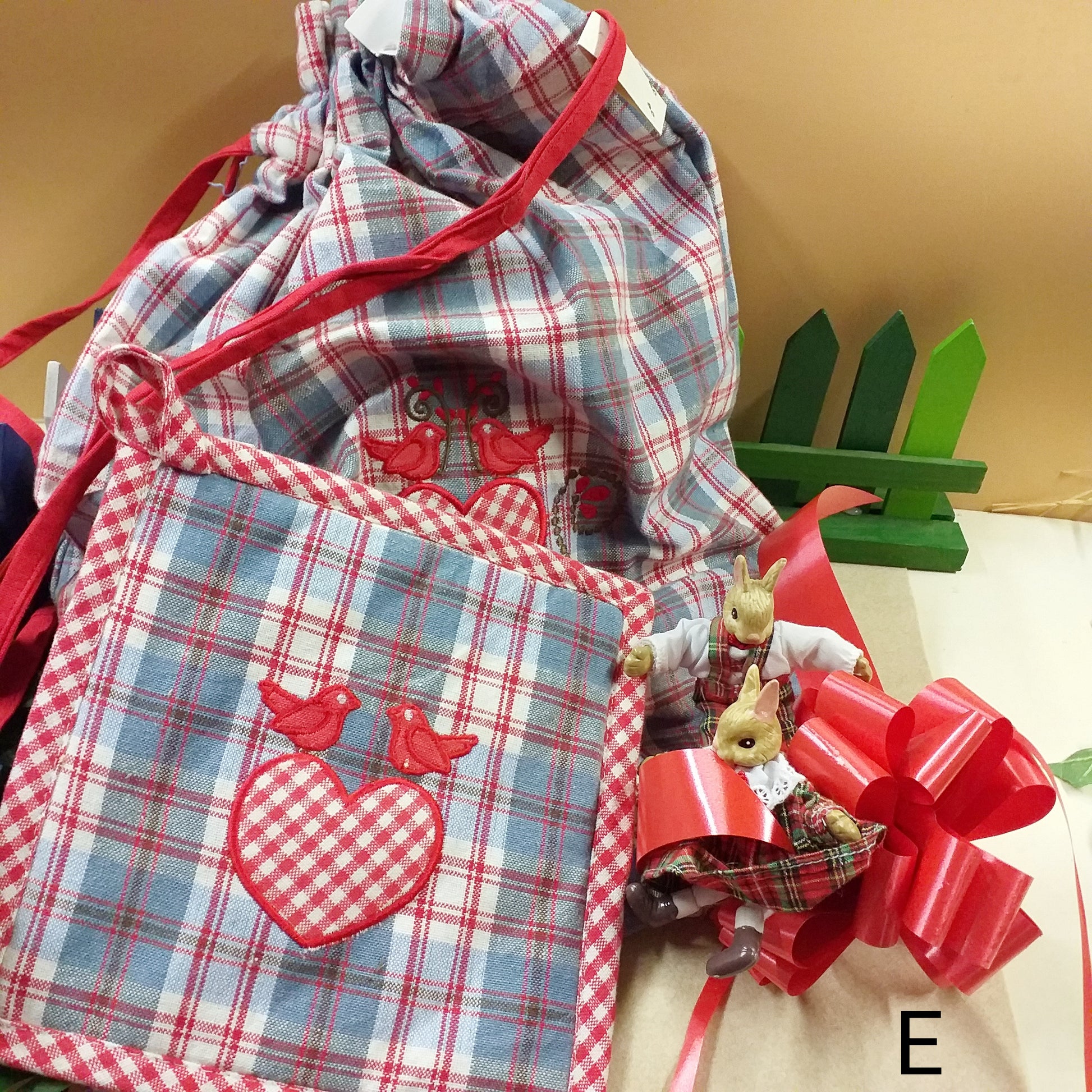composizione per la cucina sacco porta pane e presina shop online offerte stock vetrina San Valentino idee regalo economiche originali particolari artigianali per lei e lui festa innamorati 14 febbraio love confezione packaging coniglietti fiocco