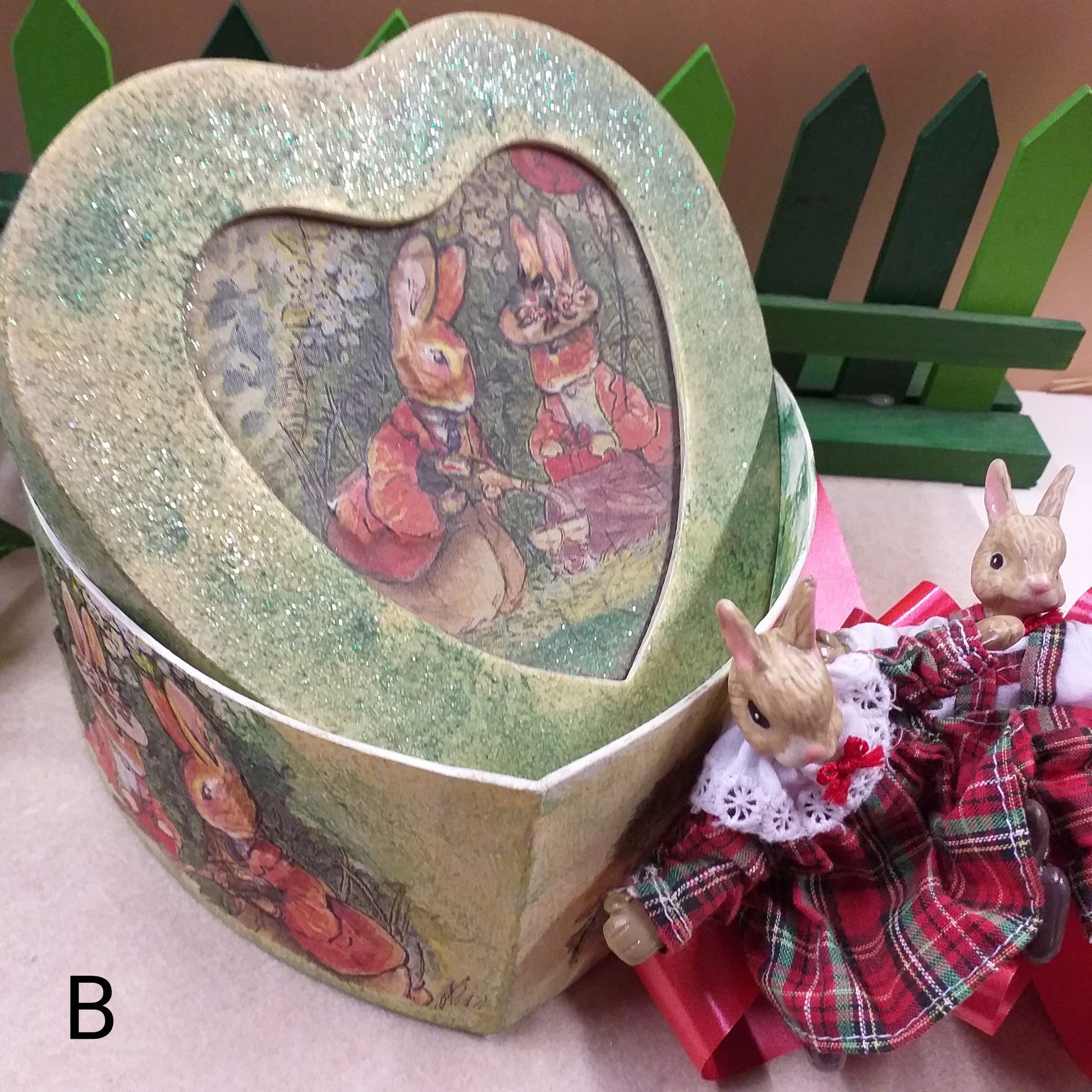 scatola cuoricino decoupage vintage shop online offerte stock vetrina San Valentino idee regalo economiche originali particolari artigianali per lei e lui festa innamorati 14 febbraio love confezione packaging coniglietti fiocco