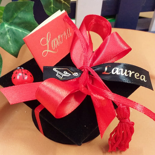 tocco di velluto nero scatola forma cappello laurea bomboniera confezionata confetti bigliettino nastro stampato con scritta nappina frange coccinella portafortuna