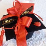 velluto nero tocco scatola forma cappello laurea bomboniera confezionata confetti bigliettino nastro stampato con scritta nappina frange coccinella portafortuna