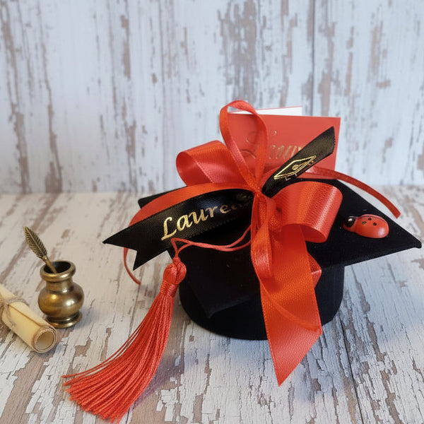 Tocco laurea scatola forma cappello bomboniera confezionata o kit