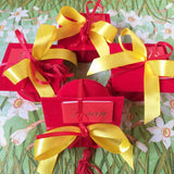 tocco velluto rosso nastrino giallo scatola forma cappello laurea bomboniera confezionata confetti bigliettino personalizzato nappina frange