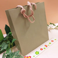 scatole shopper bomboniere box bag buste regalo di cartoncino verde salvia con manici corda uso confezionamento packaging Natale pacchi confezioni