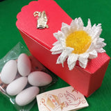 scatolina fetta di torta rossa bomboniere confezionata confetti con margherite simboli Santa Cresima Mitria bigliettino colomba pastorale