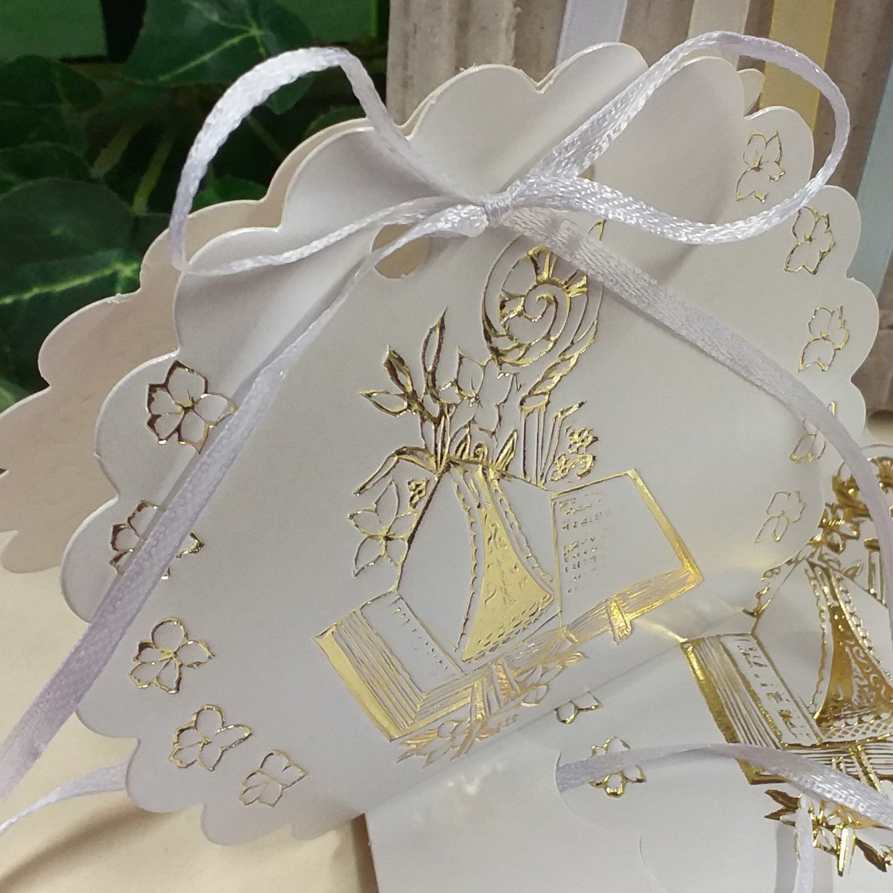 Scatoline portaconfetti bianche shabby chic forma borsetta con simboli Vangelo Mitria pastorale vescovo scritta legno da confezionare uso bomboniere Comunione Cresima confettata fai da te