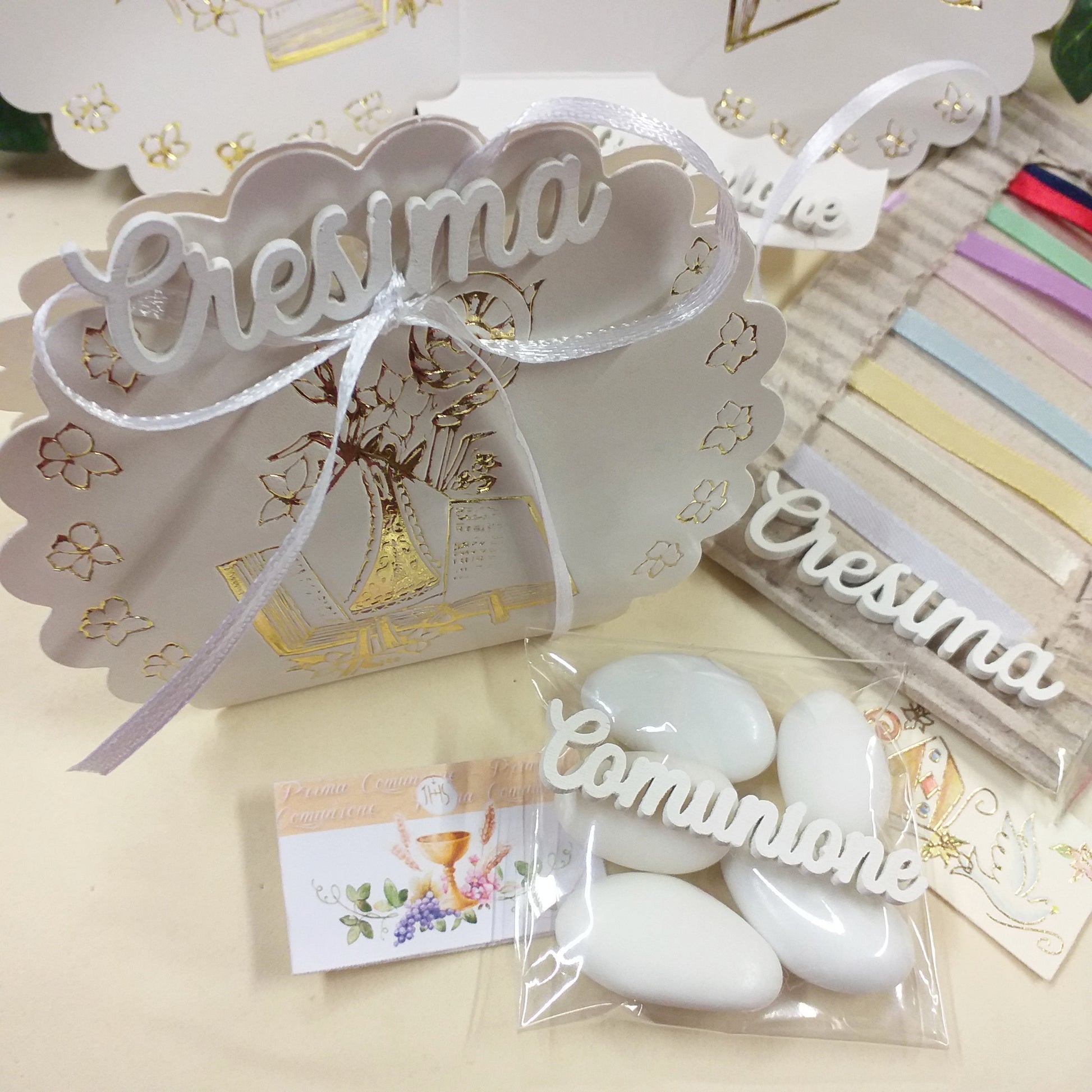 Scatoline portaconfetti bianche shabby chic forma borsetta con simboli Vangelo Mitria pastorale vescovo scritta legno uso bomboniere Comunione Cresima confettata fai da te