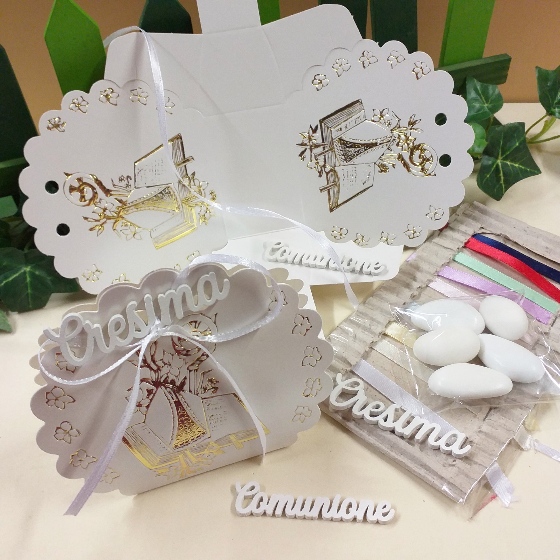 come creare da scatoline portaconfetti bianche shabby chic forma borsetta con simboli Vangelo Mitria pastorale vescovo scritta legno uso bomboniere Comunione Cresima confettata fai da te