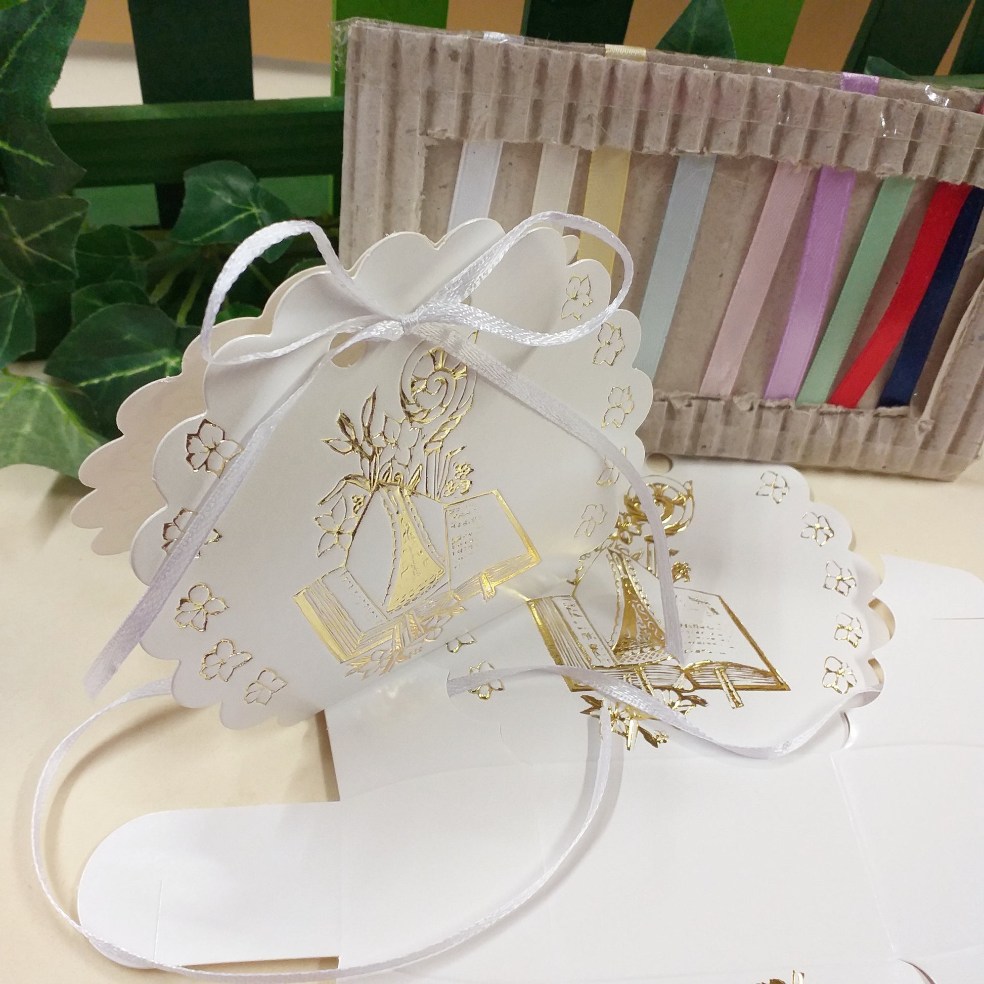 fai da te Scatoline portaconfetti bianche shabby chic forma borsetta con simboli Vangelo Mitria pastorale vescovo scritta legno uso bomboniere Comunione Cresima confettata