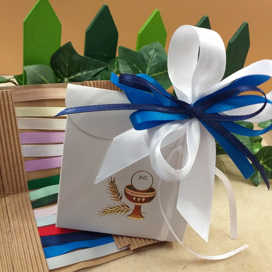 scatolina bianca portaconfetti simboli Calice spighe Eucarestia particolari originali confezionata confetti coccarda nastro bianco blu bambino ragazzino Comunione Cresima
