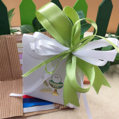 scatolina bianca portaconfetti simboli Calice spighe Eucarestia particolari originali confezionata confetti coccarda nastro bianco verde bambina bambino ragazzino Comunione Cresima