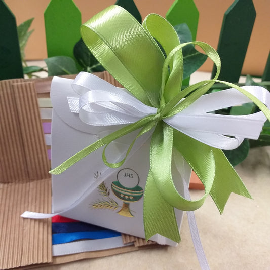 scatolina bianca portaconfetti simboli Calice spighe Eucarestia particolari originali confezionata confetti coccarda nastro bianco verde bambina bambino ragazzino Comunione Cresima