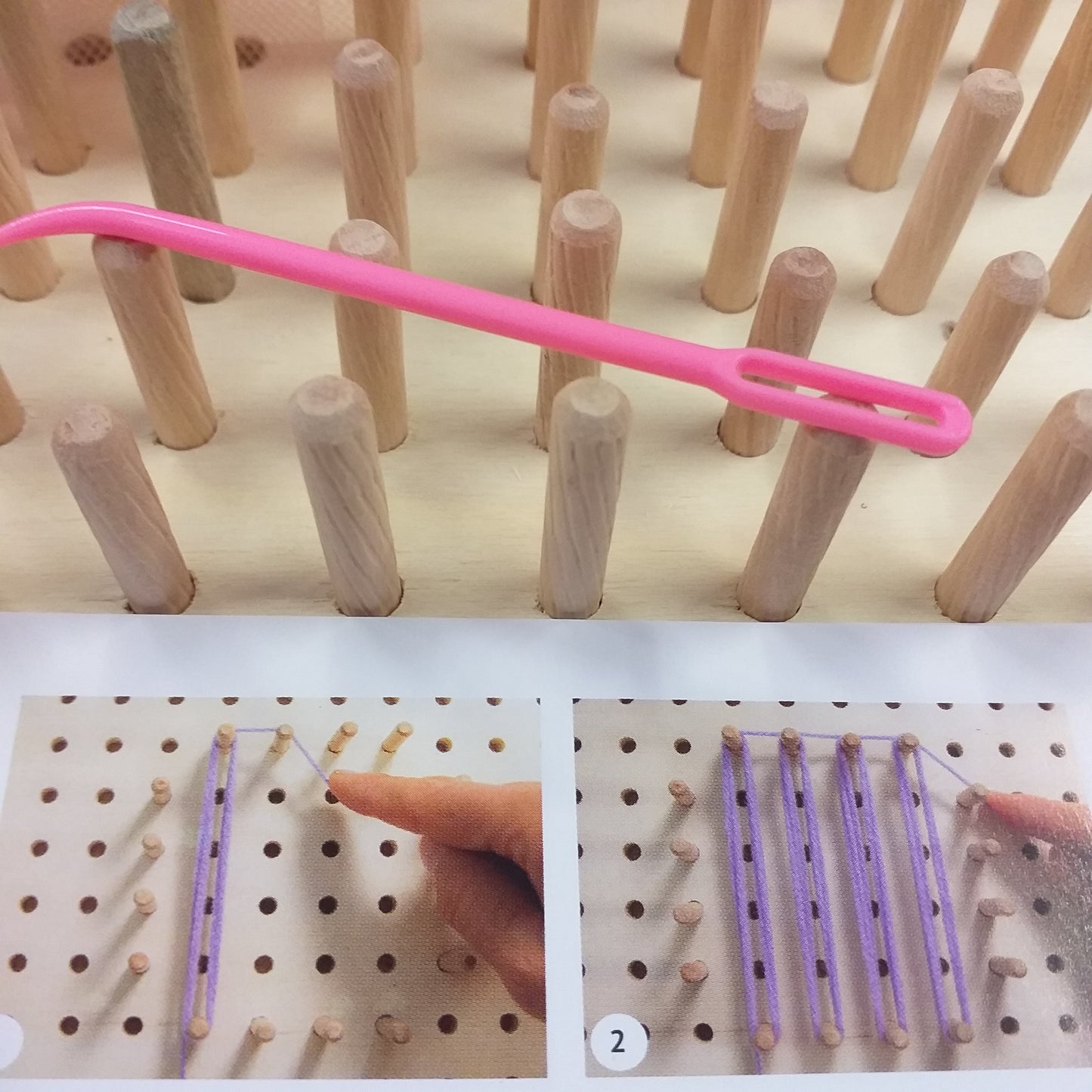 step 1-2 idee disegni schemi weaving pin wooden loom Stafil telaio legno di tessitura con spine bastoncini perni cosa realizzare con filo cotone rafia mattonelle granny di filato rafia con ago plastica curvo