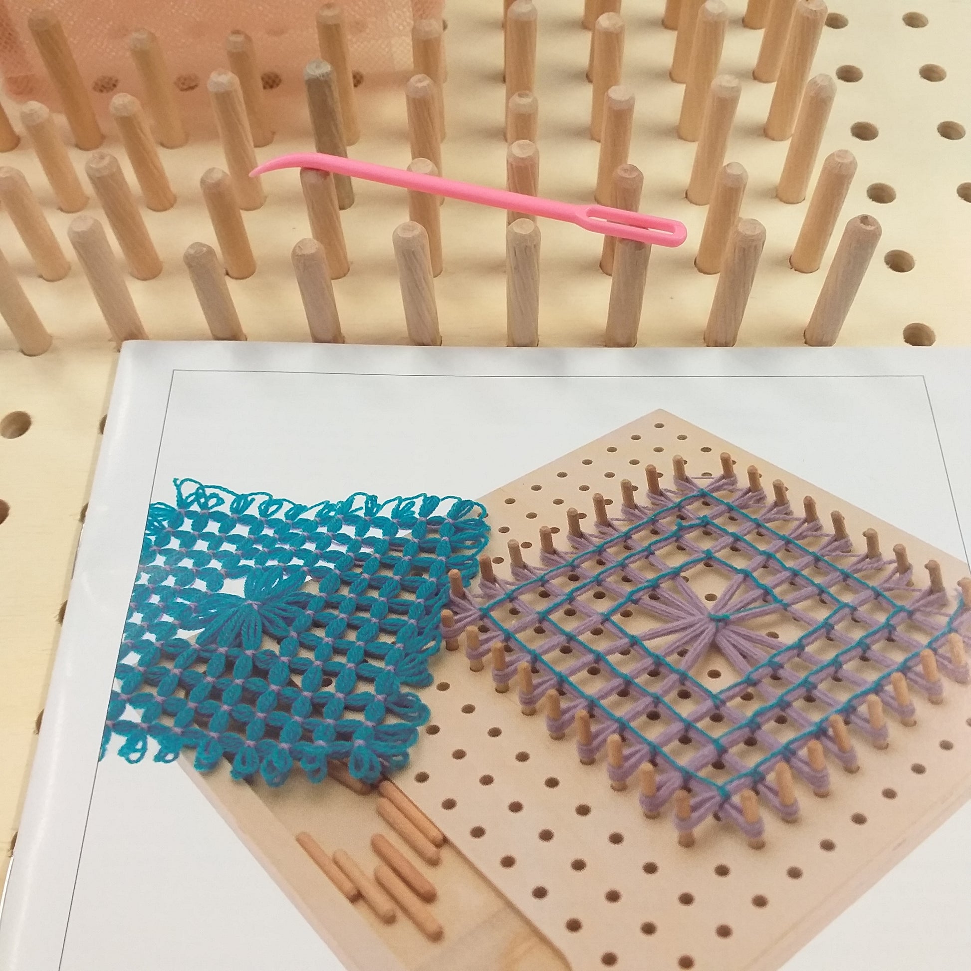 idee disegni schemi weaving pin wooden loom Stafil telaio legno di tessitura con spine bastoncini perni cosa realizzare con filo cotone rafia mattonelle granny di filato con ago plastica curvo