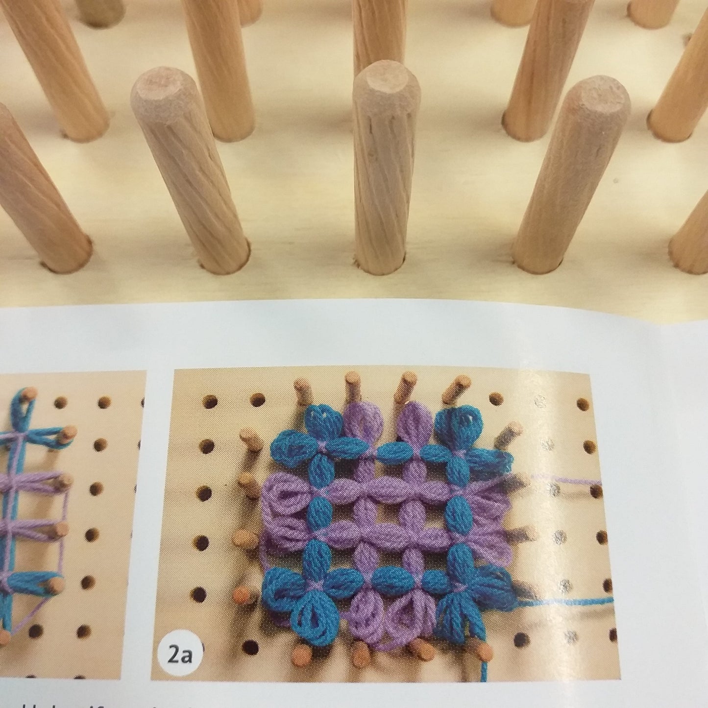 schema blu lilla idee disegni weaving pin wooden loom Stafil telaio legno di tessitura con spine bastoncini perni cosa realizzare con filo cotone rafia mattonelle granny di filato con ago plastica curvo