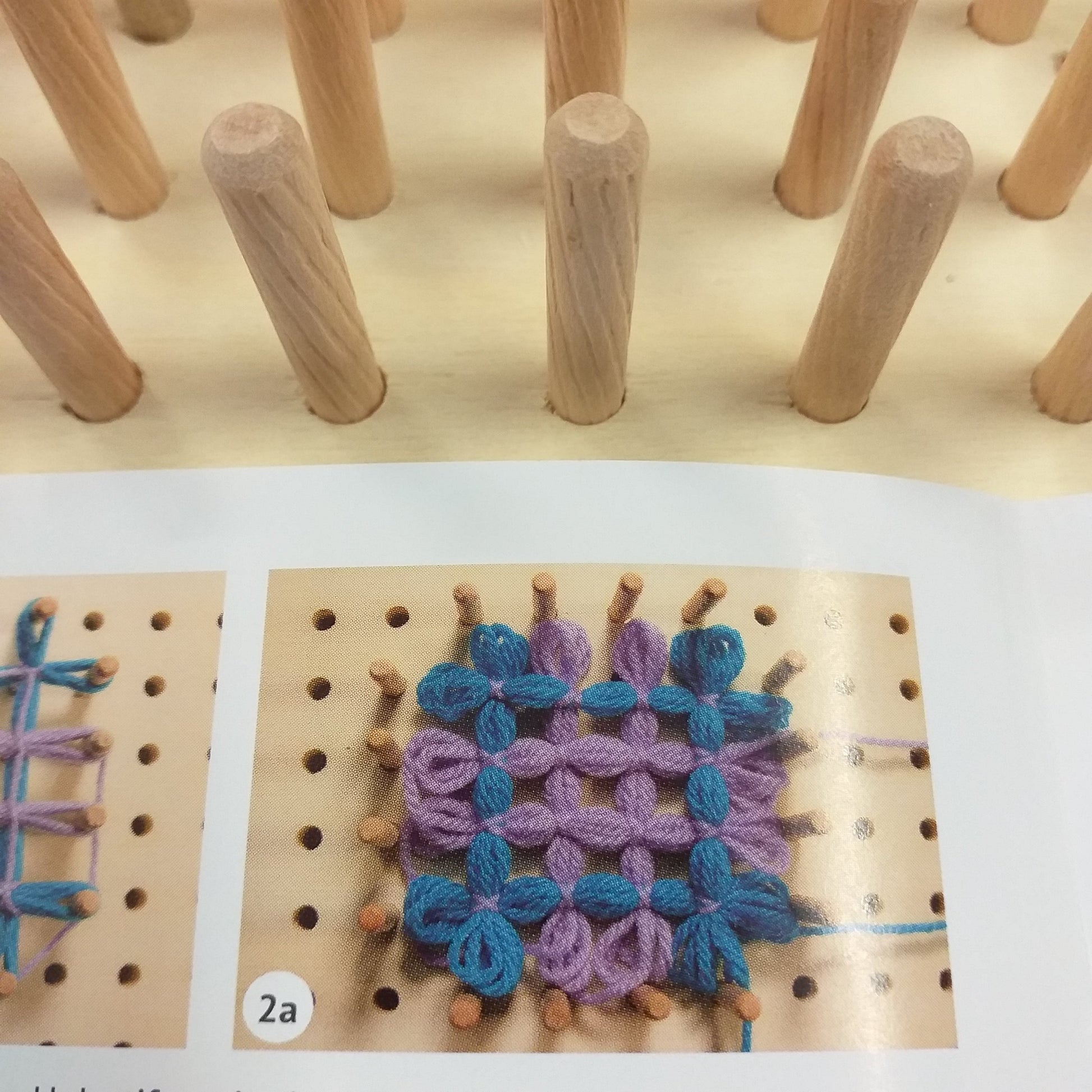 schema blu lilla idee disegni weaving pin wooden loom Stafil telaio legno di tessitura con spine bastoncini perni cosa realizzare con filo cotone rafia mattonelle granny di filato con ago plastica curvo