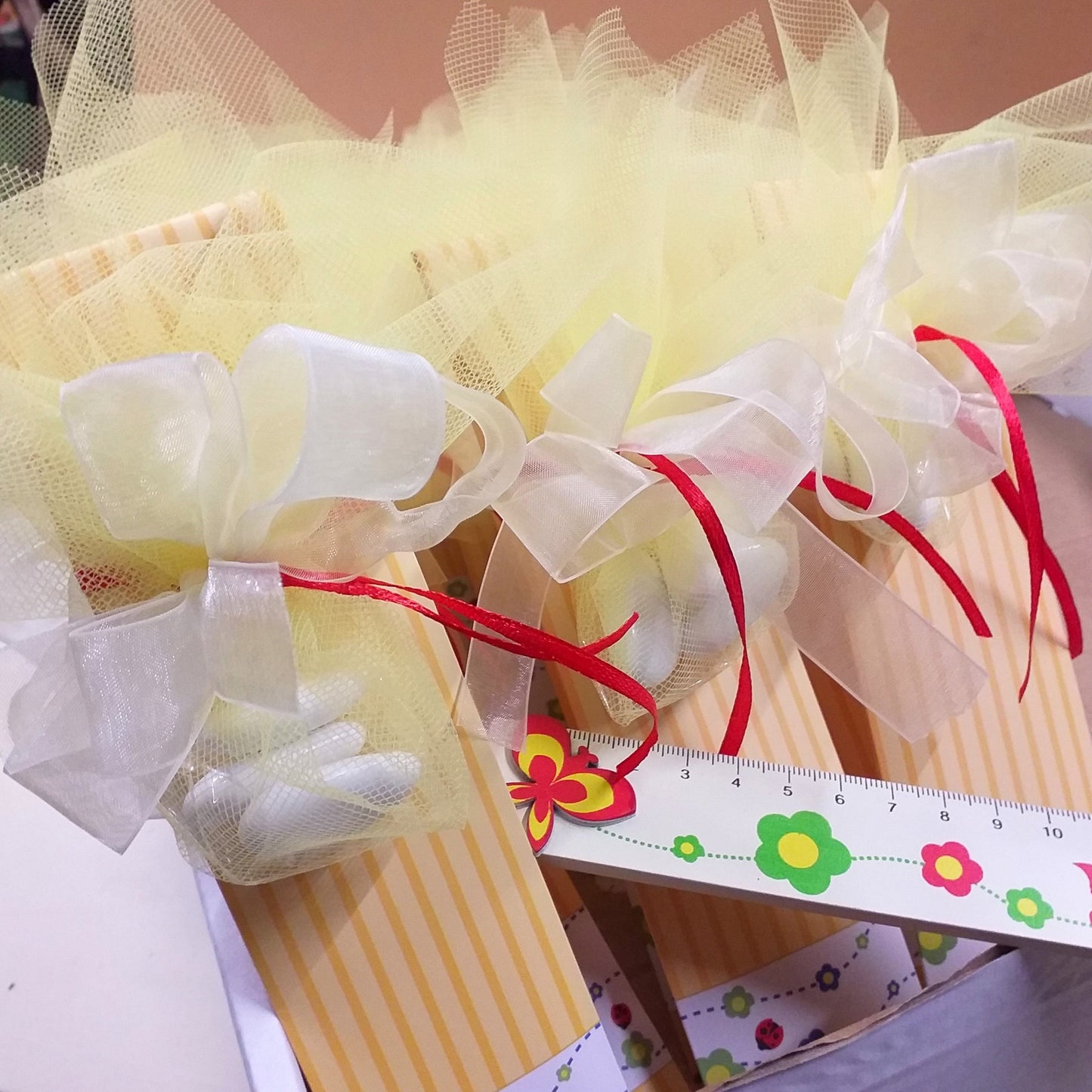 primo piano confettata di righello segnalibro laurea portafortuna legno bomboniere fai da te e confezionate