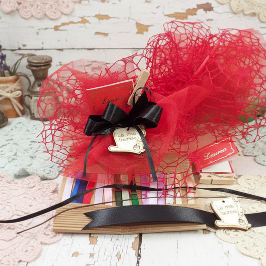 kit fai da te segnaposto sacchetto a rete rosso portaconfetti bomboniera con o senza confetti con ciondolo legno applicazione la mia laurea calamaio pirografia nastro colore nero bigliettino targhetta su clip mollettina