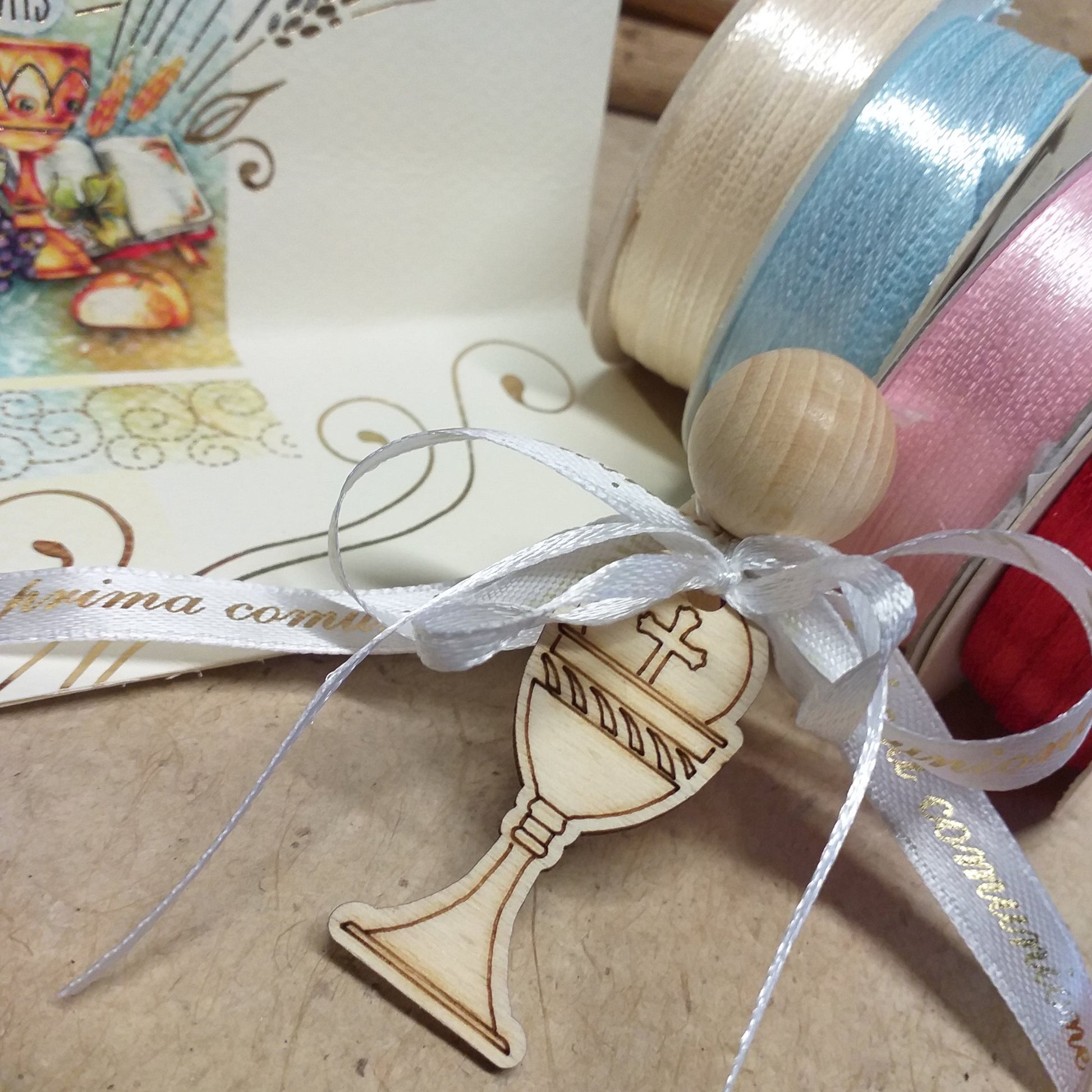 angelo stilizzato shabby country chic segnaposto originali Prima Comunione Santa Cresima Santo Giorno coccarda fiocco nastro ciondolo pirografato legno simboli Calice Croce colori nastrini