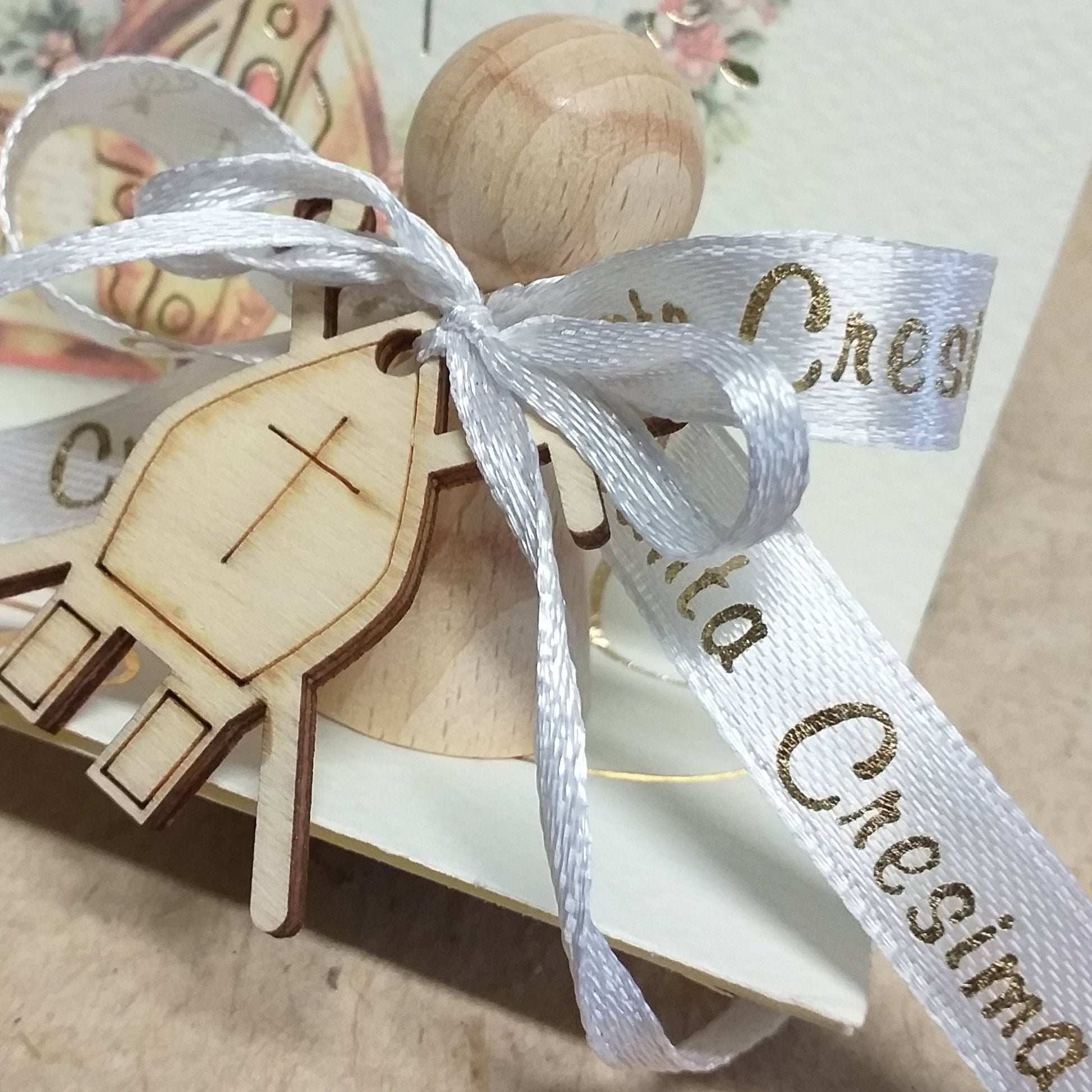 angelo stilizzato shabby country chic segnaposto originali Prima Comunione Santa Cresima Santo Giorno coccarda fiocco stampa personalizzata dorata nastro ciondolo pirografato legno simboli Mitria pastorale vescovile Croce