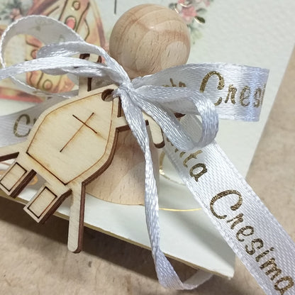 angelo stilizzato shabby country chic segnaposto originali Prima Comunione Santa Cresima Santo Giorno coccarda fiocco stampa personalizzata dorata nastro ciondolo pirografato legno simboli Mitria pastorale vescovile Croce
