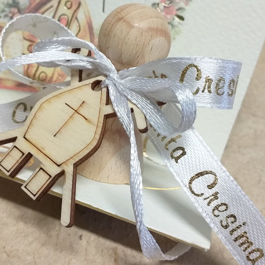 angelo stilizzato shabby country chic segnaposto originali Prima Comunione Santa Cresima Santo Giorno coccarda fiocco stampa personalizzata dorata nastro ciondolo pirografato legno simboli Mitria pastorale vescovile Croce