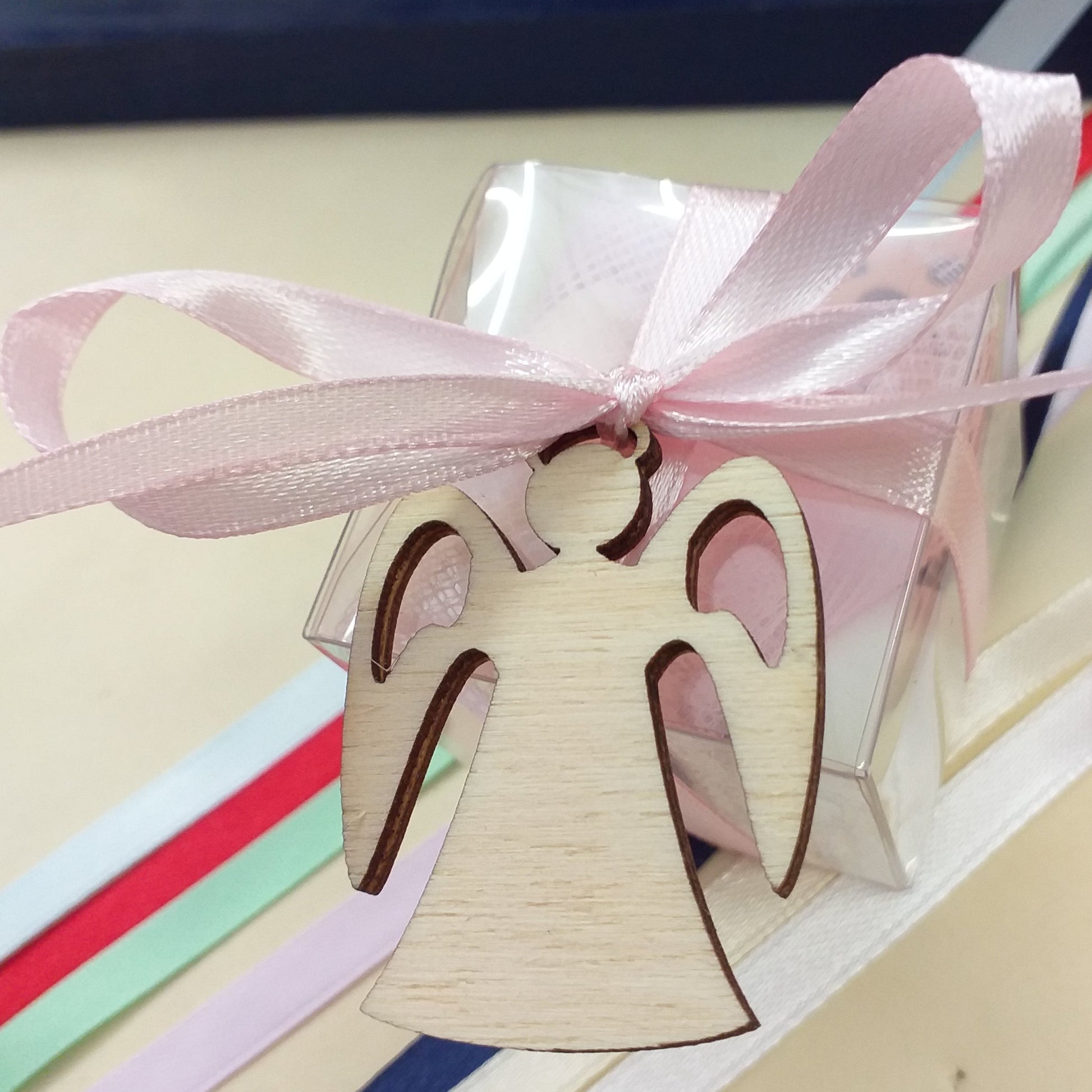 rosa e colori assortiti scatoline aprifesta segnaposto bomboniere confetti bigliettino confezionate Battesimo Prima Comunione Cresima nascita bimbi ciondolo angioletto legno artigianale shabby