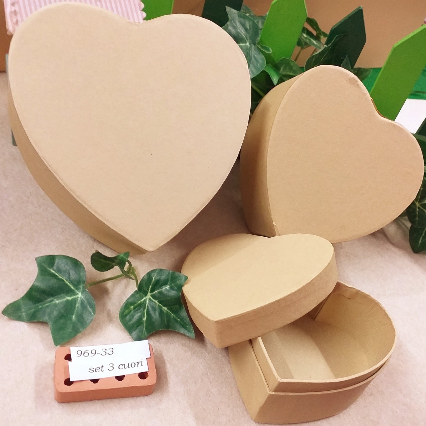 negozio articoli per decoupage cartonaggio oggetti di cartone ecrù da decorare in hobbistica creativa scatole packaging confezioni regalo forma cuore festa mamma san valentino pasqua natale