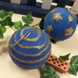 decorazioni rustiche albero natale sfere palline di cotto blu terracotta dipinta con stelline cerchi brillantini glitter oro