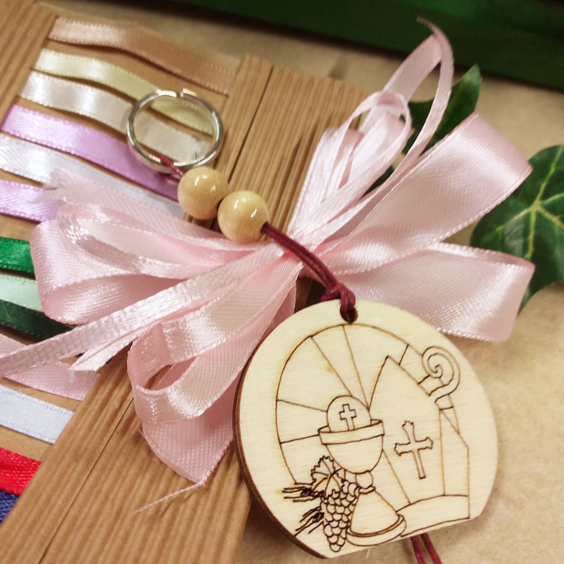 colori e rosa bambina segnaposto targhetta simboli Calice uva spighe Mitria Croce pastorale ciondolo tag legno Comunione Cresima insieme entrambe cerimonie pirografia bomboniere sacre religiose portachiavi perline cordino coccarda fiocco